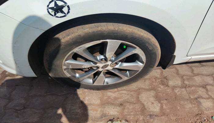 2017 Hyundai Elite i20 ASTA 1.2 DUAL TONE, Petrol, Manual, 1,80,952 km, tyre