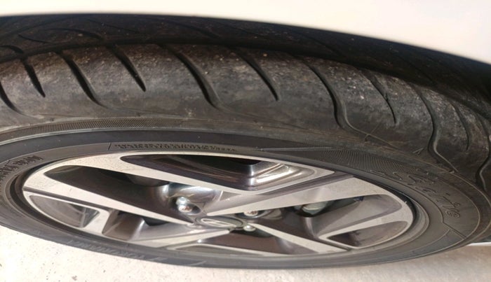 2023 Hyundai AURA SX 1.2, Petrol, Manual, 27,438 km, tyre