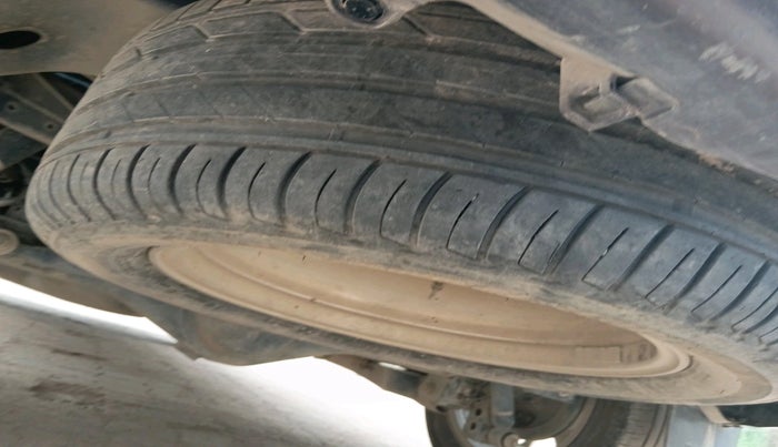 2016 Toyota Innova Crysta 2.4 ZX 7 STR, Diesel, Manual, 2,65,075 km, tyre