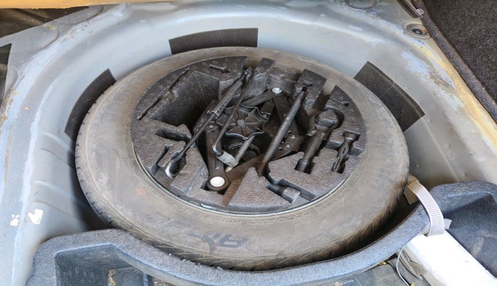 2016 Volkswagen Vento HIGHLINE 1.5 AT, Diesel, Automatic, 1,25,587 km, tyre