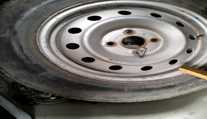 2012 Maruti Swift LXI, Petrol, Manual, 1,35,450 km, tyre