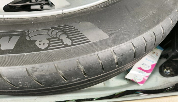 2012 Landrover Freelander 2 TD4 SE, Diesel, Automatic, 1,25,400 km, tyre