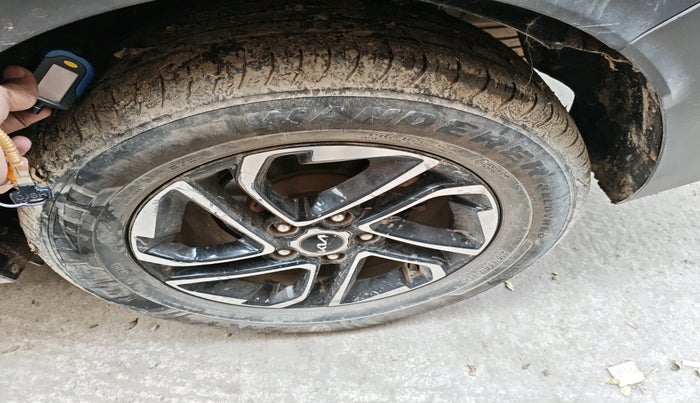 2022 KIA CARENS LUXURY PLUS 1.5 DIESEL AT 6 STR, Diesel, Automatic, 71,917 km, tyre