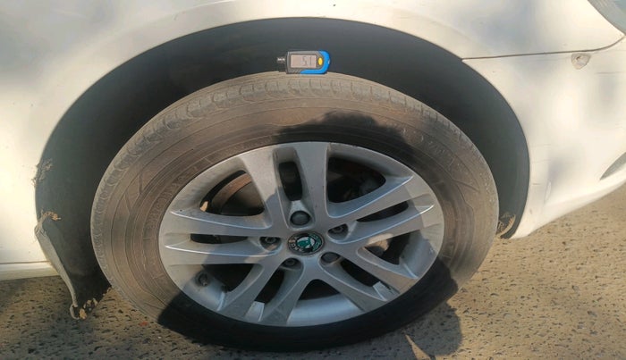 2013 Skoda Laura ELEGANCE 2.0 TDI CR AT, Diesel, Automatic, 1,29,165 km, tyre