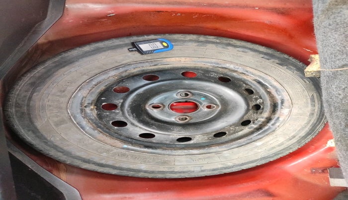 2016 Maruti Swift VXI, Petrol, Manual, 1,06,864 km, tyre