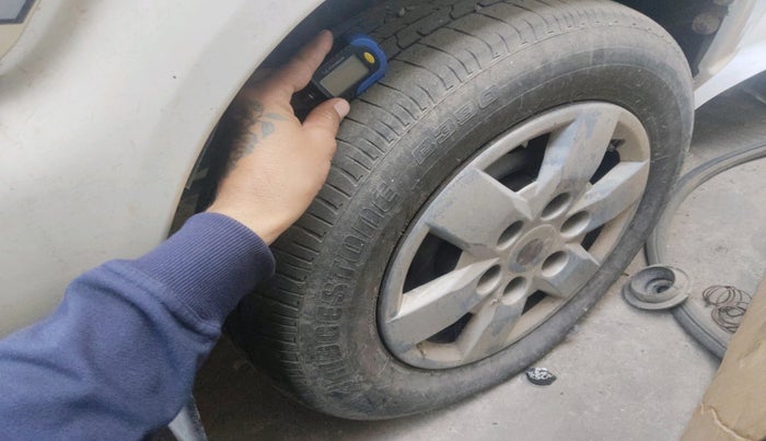 2013 Chevrolet Tavera NEO 3 7 STR BS III, Diesel, Manual, 2,01,235 km, tyre