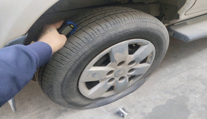 2013 Chevrolet Tavera NEO 3 7 STR BS III, Diesel, Manual, 2,01,235 km, tyre