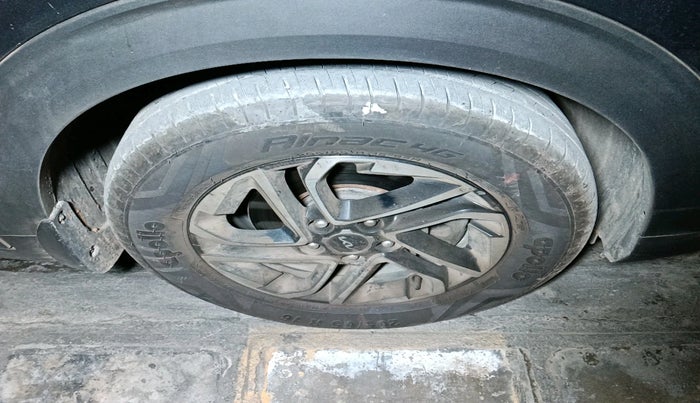 2022 KIA CARENS LUXURY PLUS 1.4 PETROL DCT 7 STR, Petrol, Automatic, 32,665 km, tyre