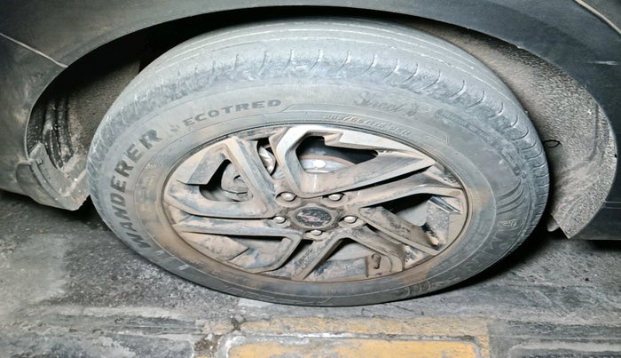 2022 KIA CARENS LUXURY PLUS 1.4 PETROL DCT 7 STR, Petrol, Automatic, 32,665 km, tyre