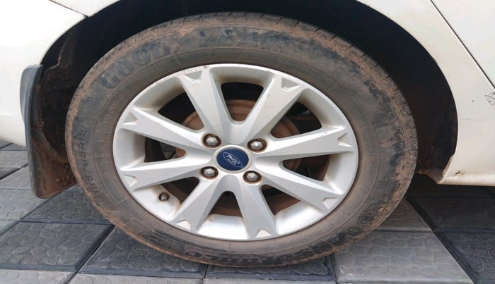 2012 Ford Fiesta TITANIUM DIESEL, Diesel, Manual, 2,16,416 km, tyre