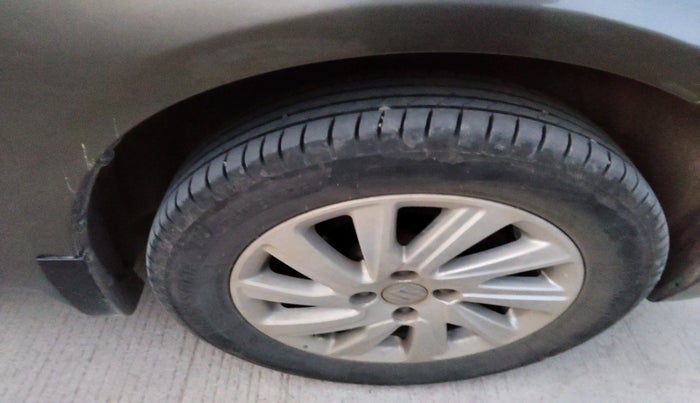 2015 Maruti Swift Dzire ZXI, Petrol, Manual, 1,28,857 km, tyre