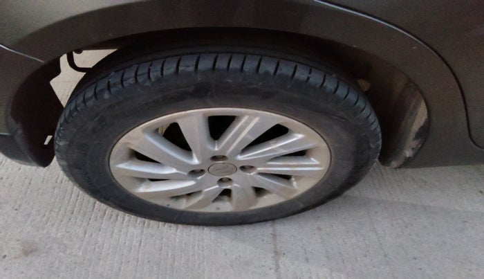 2015 Maruti Swift Dzire ZXI, Petrol, Manual, 1,28,857 km, tyre