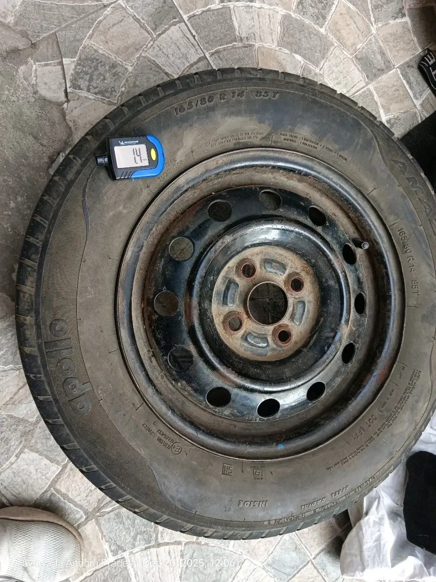 2017 Maruti Dzire VDI, Diesel, Manual, 1,62,223 km, tyre