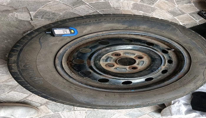 2017 Maruti Dzire VDI, Diesel, Manual, 1,62,223 km, tyre