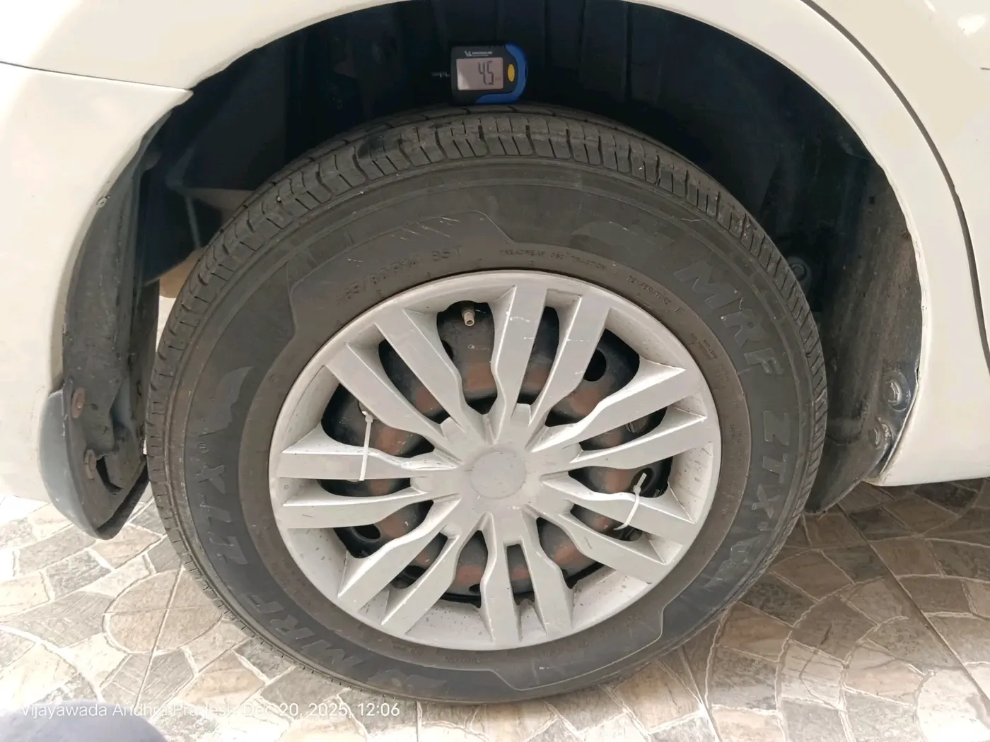 2017 Maruti Dzire VDI, Diesel, Manual, 1,62,223 km, tyre