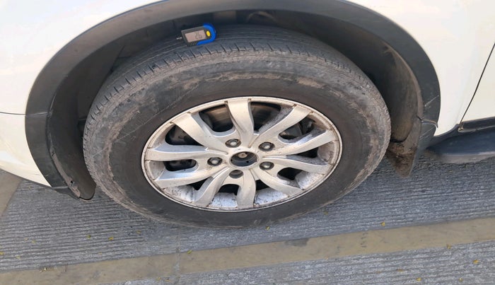 2017 Mahindra XUV500 W10, Diesel, Manual, 1,47,850 km, tyre