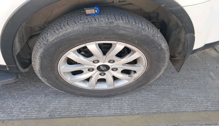 2017 Mahindra XUV500 W10, Diesel, Manual, 1,47,850 km, tyre