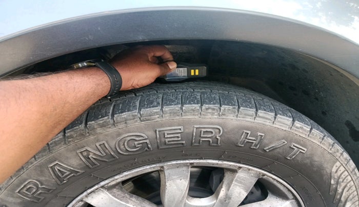 2015 Mahindra XUV500 W10, Diesel, Manual, 1,53,107 km, tyre