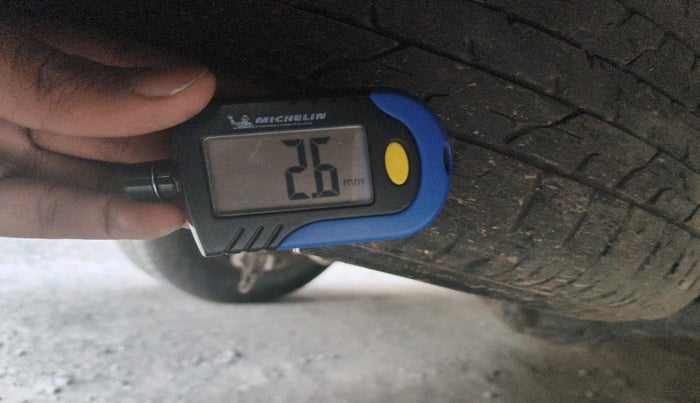 2010 Toyota Innova 2.5 G4 8 STR, Diesel, Manual, 2,98,692 km, tyre