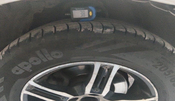 2010 Toyota Innova 2.5 G4 8 STR, Diesel, Manual, 2,98,692 km, tyre