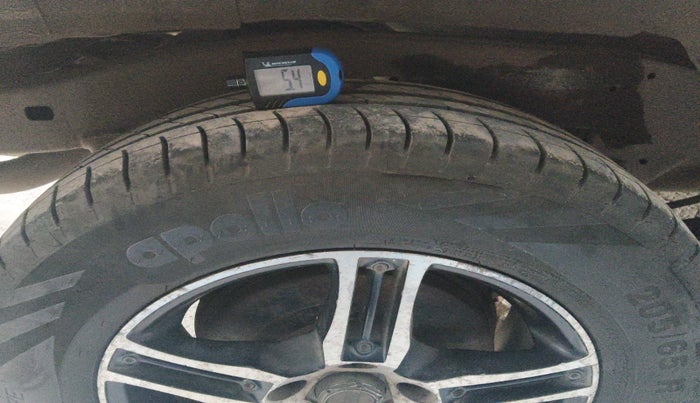 2010 Toyota Innova 2.5 G4 8 STR, Diesel, Manual, 2,98,692 km, tyre