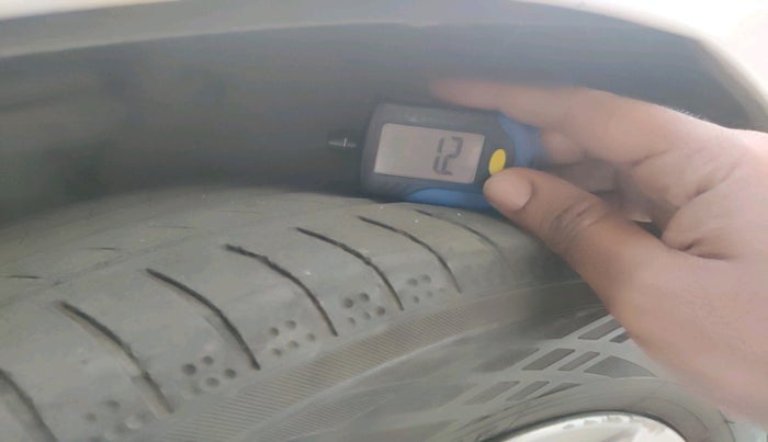 2011 Volkswagen Passat HIGHLINE DSG, Diesel, Automatic, 2,41,312 km, tyre