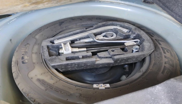 2013 Volkswagen Polo HIGHLINE DIESEL, Diesel, Manual, 1,58,055 km, tyre