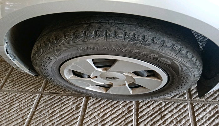 2015 Mahindra XUV500 W4, Diesel, Manual, 1,08,659 km, tyre