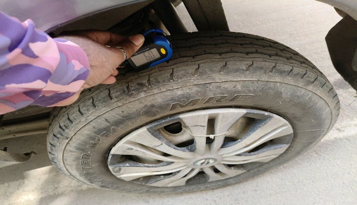 2010 Maruti Eeco 5 STR, Petrol, Manual, 90,214 km, tyre