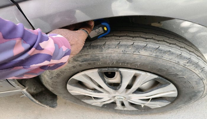 2010 Maruti Eeco 5 STR, Petrol, Manual, 90,214 km, tyre