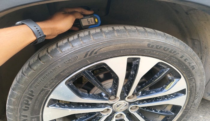 2022 MG HECTOR PLUS SELECT 2.0 DIESEL TURBO MT 7-STR, Diesel, Manual, 30,302 km, tyre