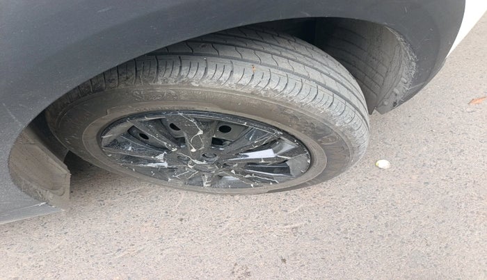 2025 Mahindra XUV 3XO REVX M (O)1.2 Petrol, Petrol, Manual, 843 km, tyre