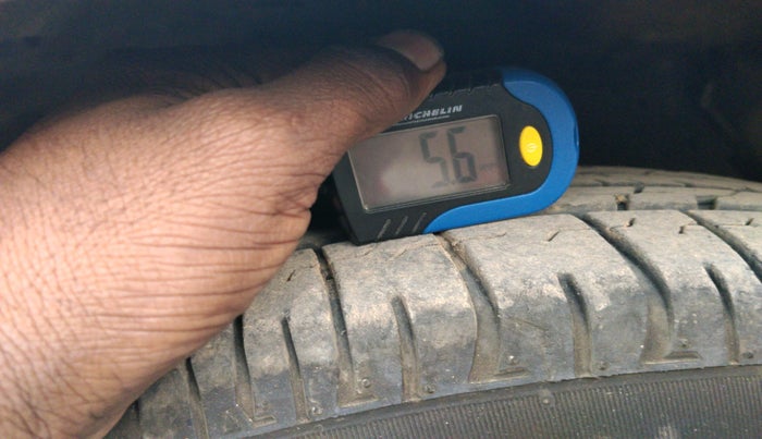 2017 Toyota Innova Crysta 2.4 G 7 STR, Diesel, Manual, 2,51,209 km, tyre