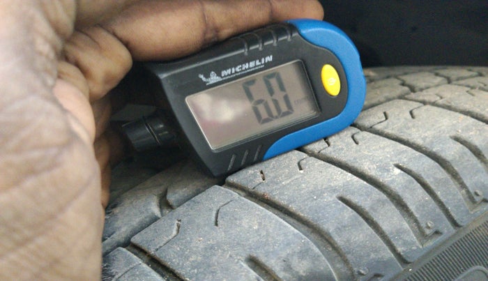 2017 Toyota Innova Crysta 2.4 G 7 STR, Diesel, Manual, 2,51,209 km, tyre