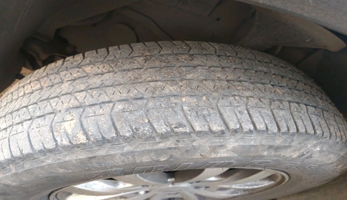 2017 Mahindra XUV500 W10, Diesel, Manual, 1,21,409 km, tyre