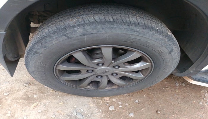 2017 Mahindra XUV500 W10, Diesel, Manual, 1,21,409 km, tyre