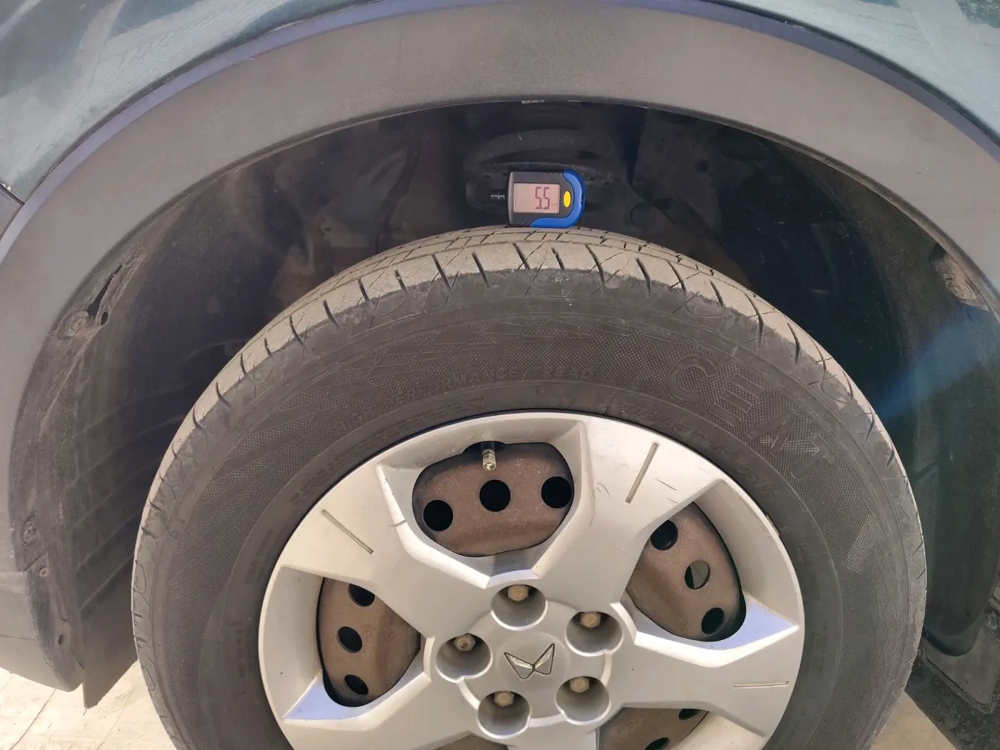 2019 Mahindra XUV300 W6 1.5 DIESEL, Diesel, Manual, 1,44,803 km, tyre