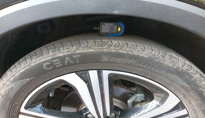 2024 MG ASTOR Savvy Pro 1.5 CVT (Ivory) , Petrol, Automatic, 10,835 km, tyre