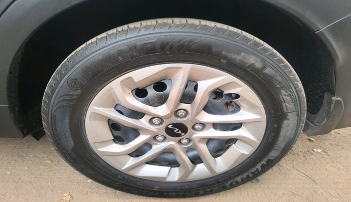 2023 KIA CARENS PRESTIGE 1.4 PETROL 7 STR, Petrol, Manual, 25,206 km, tyre