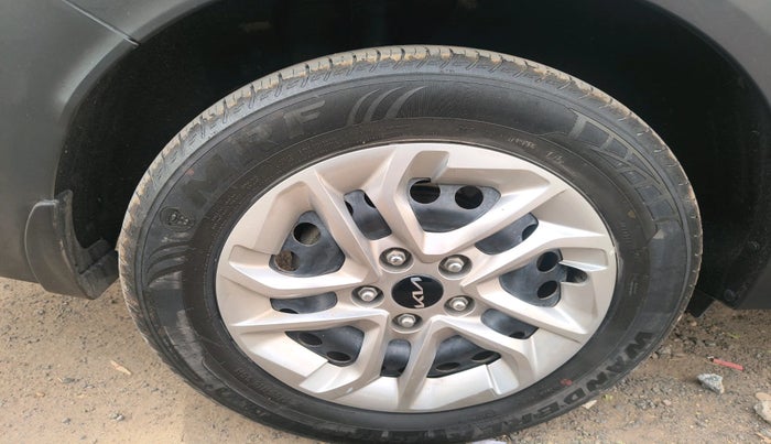 2023 KIA CARENS PRESTIGE 1.4 PETROL 7 STR, Petrol, Manual, 25,206 km, tyre