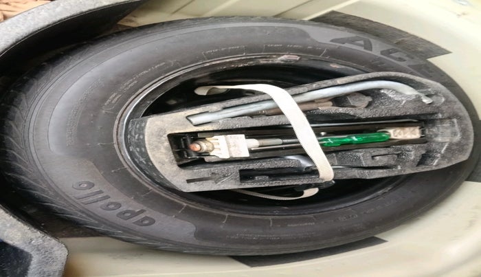 2010 Volkswagen Vento TRENDLINE 1.6, Petrol, Manual, 84,862 km, tyre