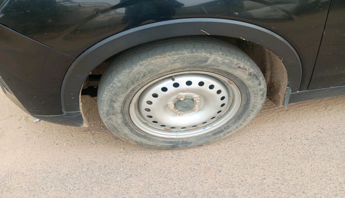 2022 Mahindra XUV300 W6 1.2 PETROL, Petrol, Manual, 79,388 km, tyre