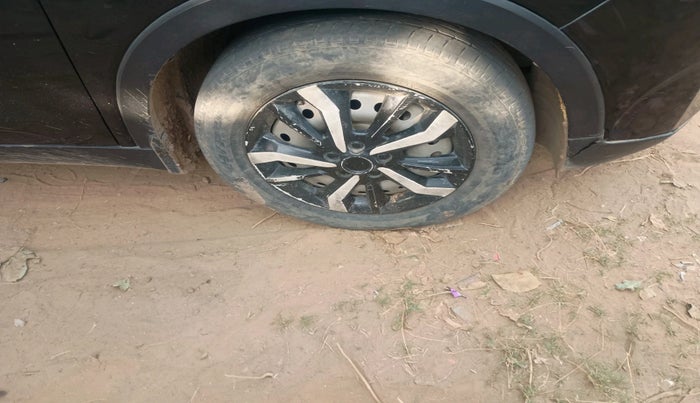 2022 Mahindra XUV300 W6 1.2 PETROL, Petrol, Manual, 79,388 km, tyre