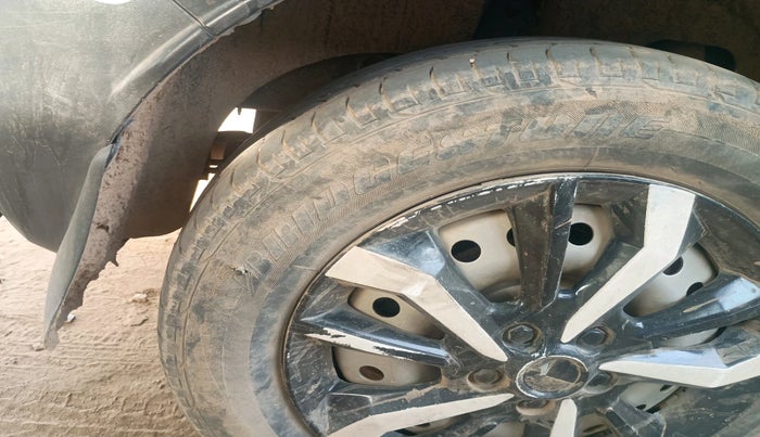 2022 Mahindra XUV300 W6 1.2 PETROL, Petrol, Manual, 79,388 km, tyre