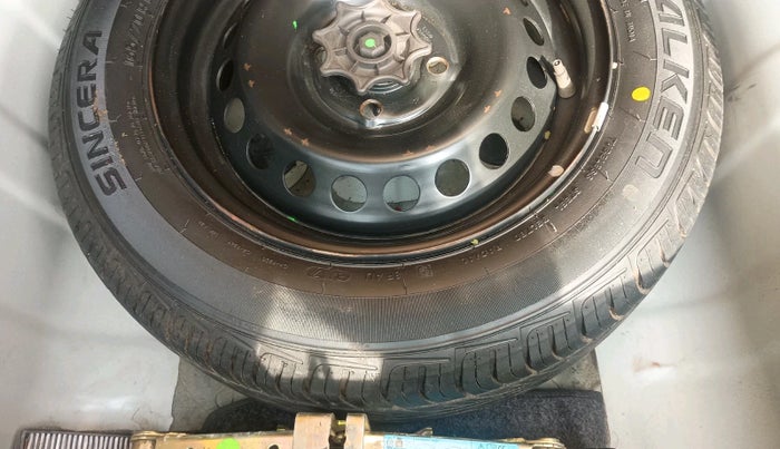 2022 Mahindra XUV300 W6 1.2 PETROL, Petrol, Manual, 79,388 km, tyre