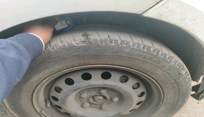 2017 Maruti Ertiga VXI CNG, Petrol, Manual, 72,931 km, tyre