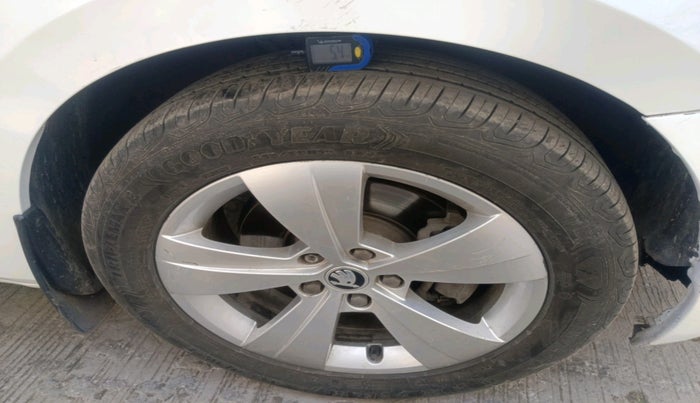 2018 Skoda Superb STYLE 2.0 TDI AT, Diesel, Automatic, 1,41,530 km, tyre