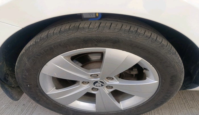 2018 Skoda Superb STYLE 2.0 TDI AT, Diesel, Automatic, 1,41,530 km, tyre