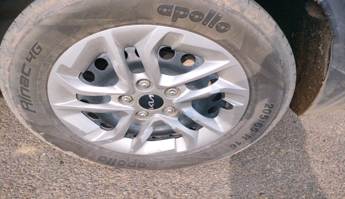 2023 KIA CARENS PRESTIGE 1.5 DIESEL 7 STR, Diesel, Manual, 1,57,450 km, tyre