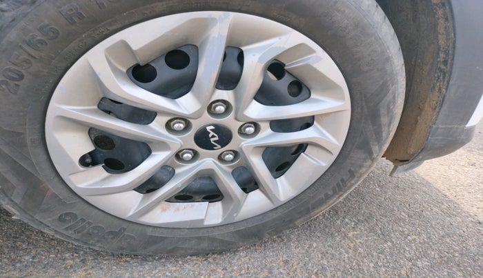 2023 KIA CARENS PRESTIGE 1.5 DIESEL 7 STR, Diesel, Manual, 1,57,450 km, tyre